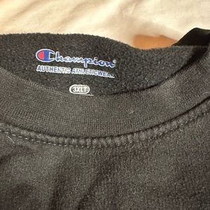 Simple black champion crewneck sweatshirt in 3XL. Cozy and comfy.